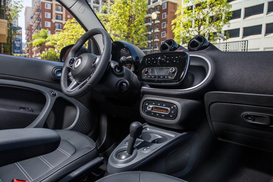 Интерьер Smart ForTwo Prime Cabrio 2016 года  (NA) (фото 6 из 19)